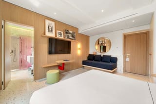 Dettaglio camera Comfort Tripla con divano letto e tv al muro Hotel Milu Milano