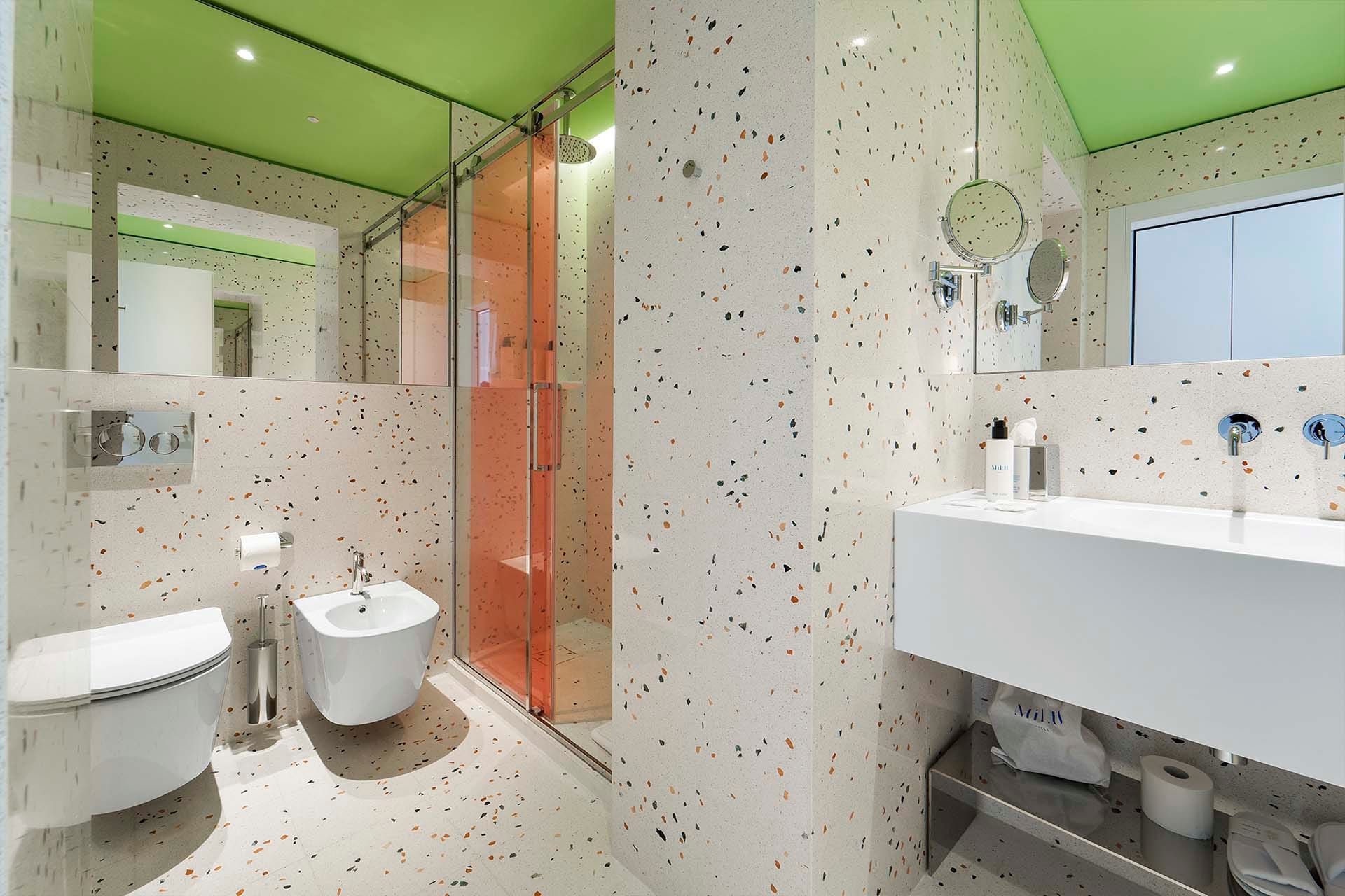 Detalle del baño con ducha de la Habitación Deluxe Twin del Hotel Milu en Milán