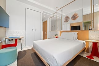 Dettaglio camera singola con armadio a muro Hotel Milu Milano