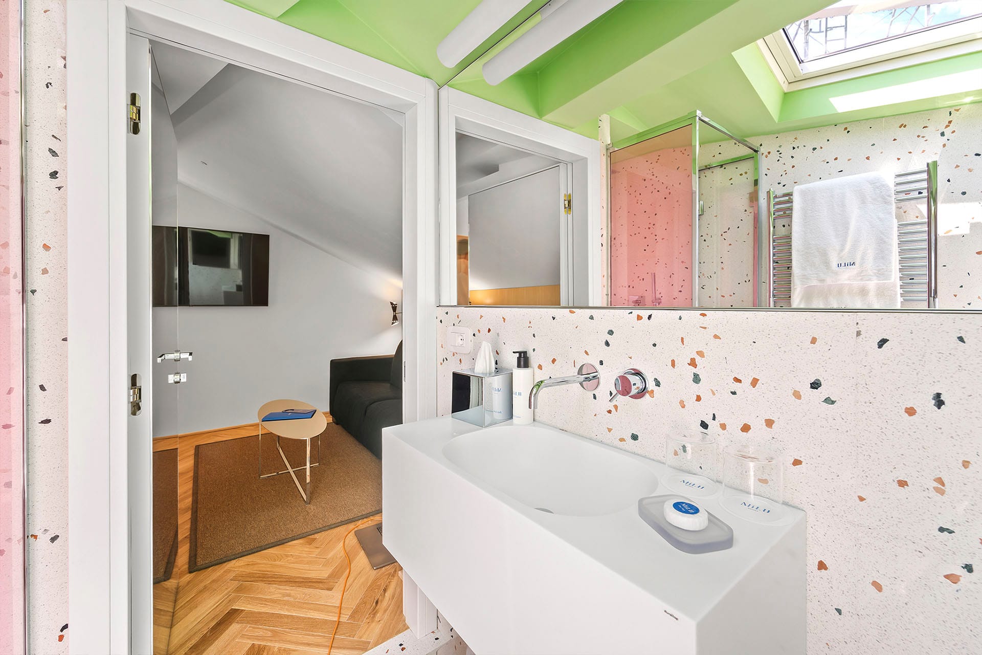 Detalle del baño con ventana y ducha en la Habitación Cuádruple Prestige