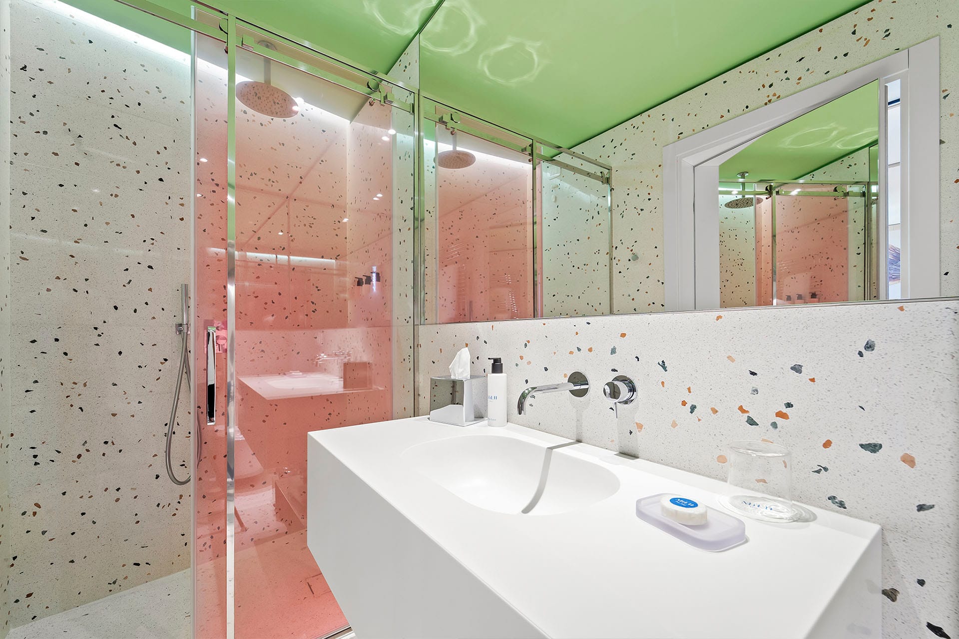 Detalle del baño con ducha en la Habitación Individual