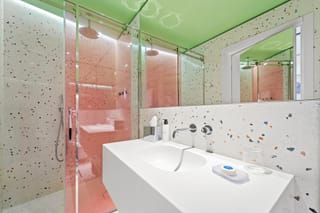 Dettaglio bagno con doccia camera singola