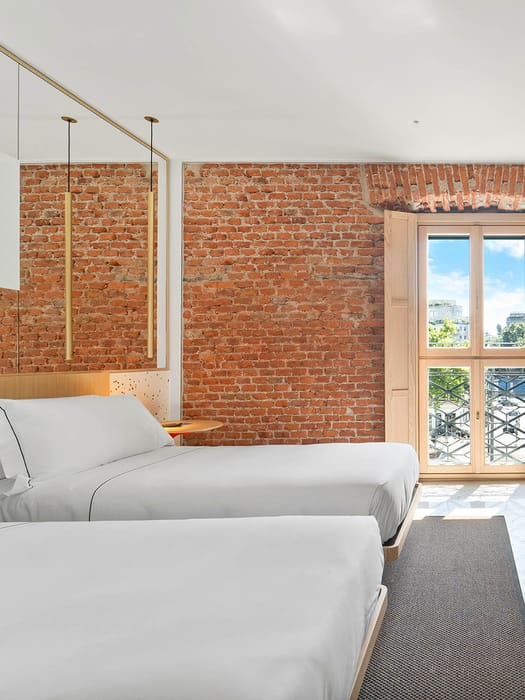 Detail of Deluxe Twin Room with separate beds and large window