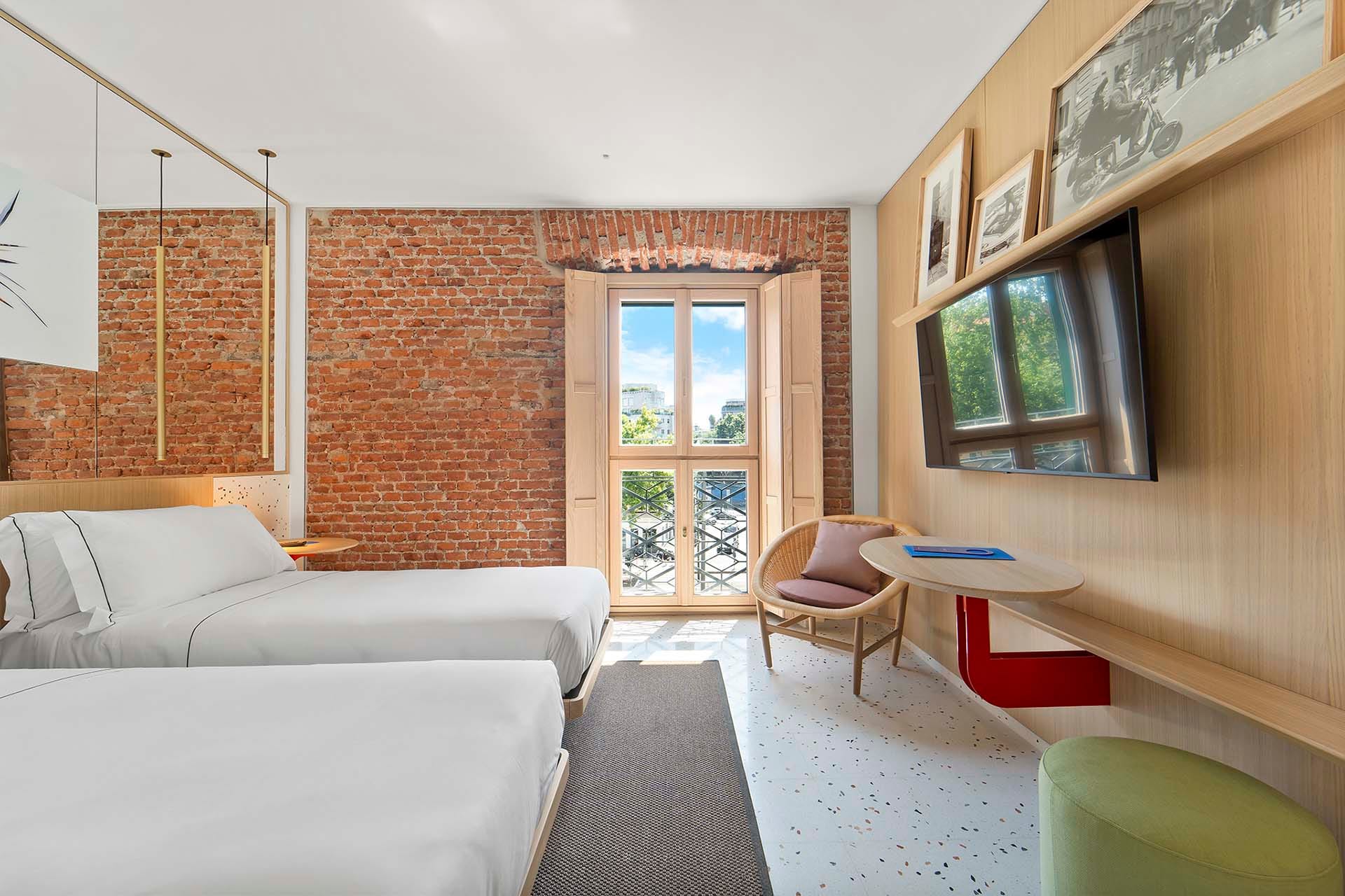 Detalle de Habitación Deluxe Twin con TV en la pared del Hotel Milu en Milán