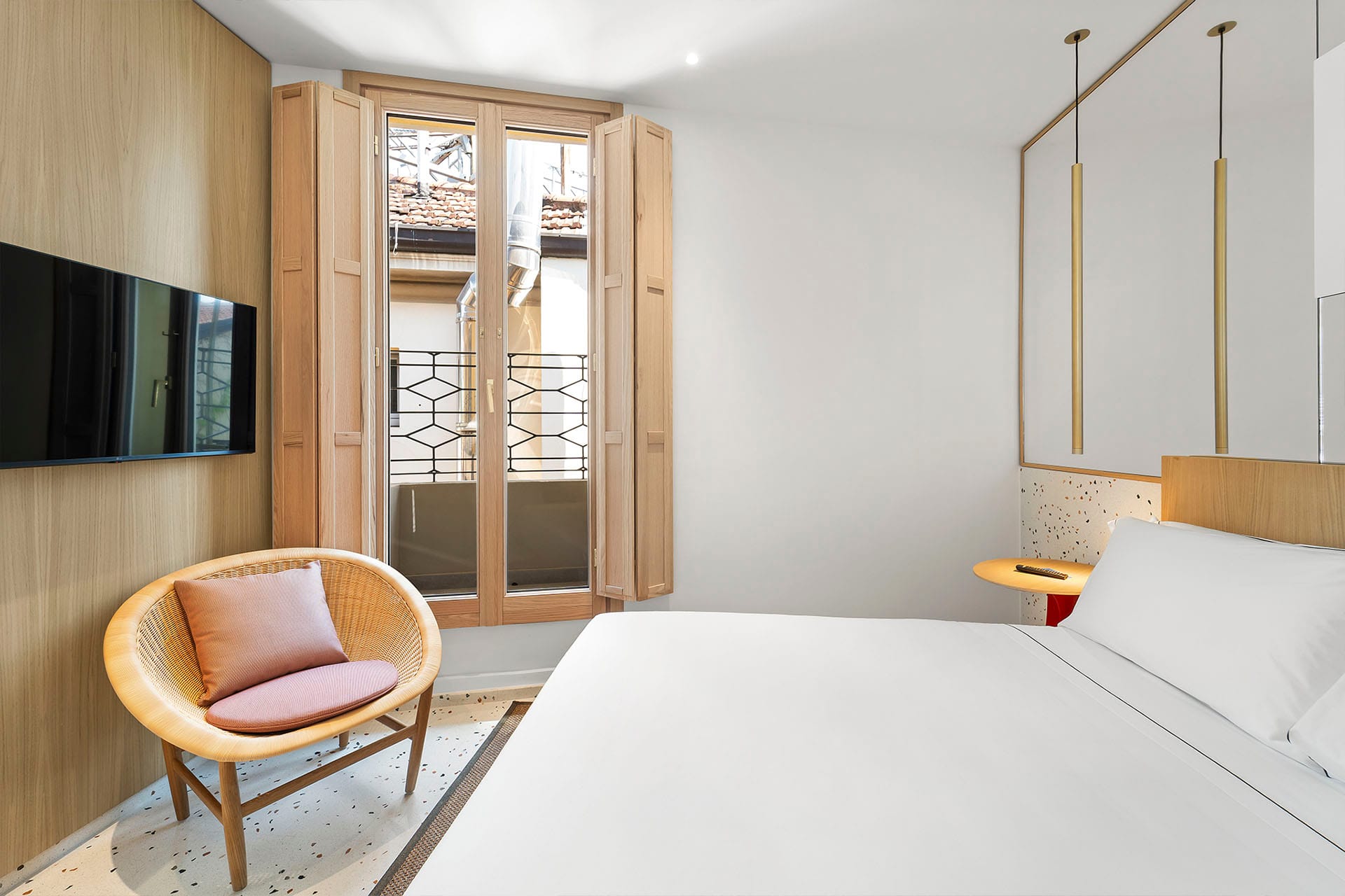 Detalle de Habitación Cuádruple Prestige con cama de matrimonio y TV de pantalla plana en la pared