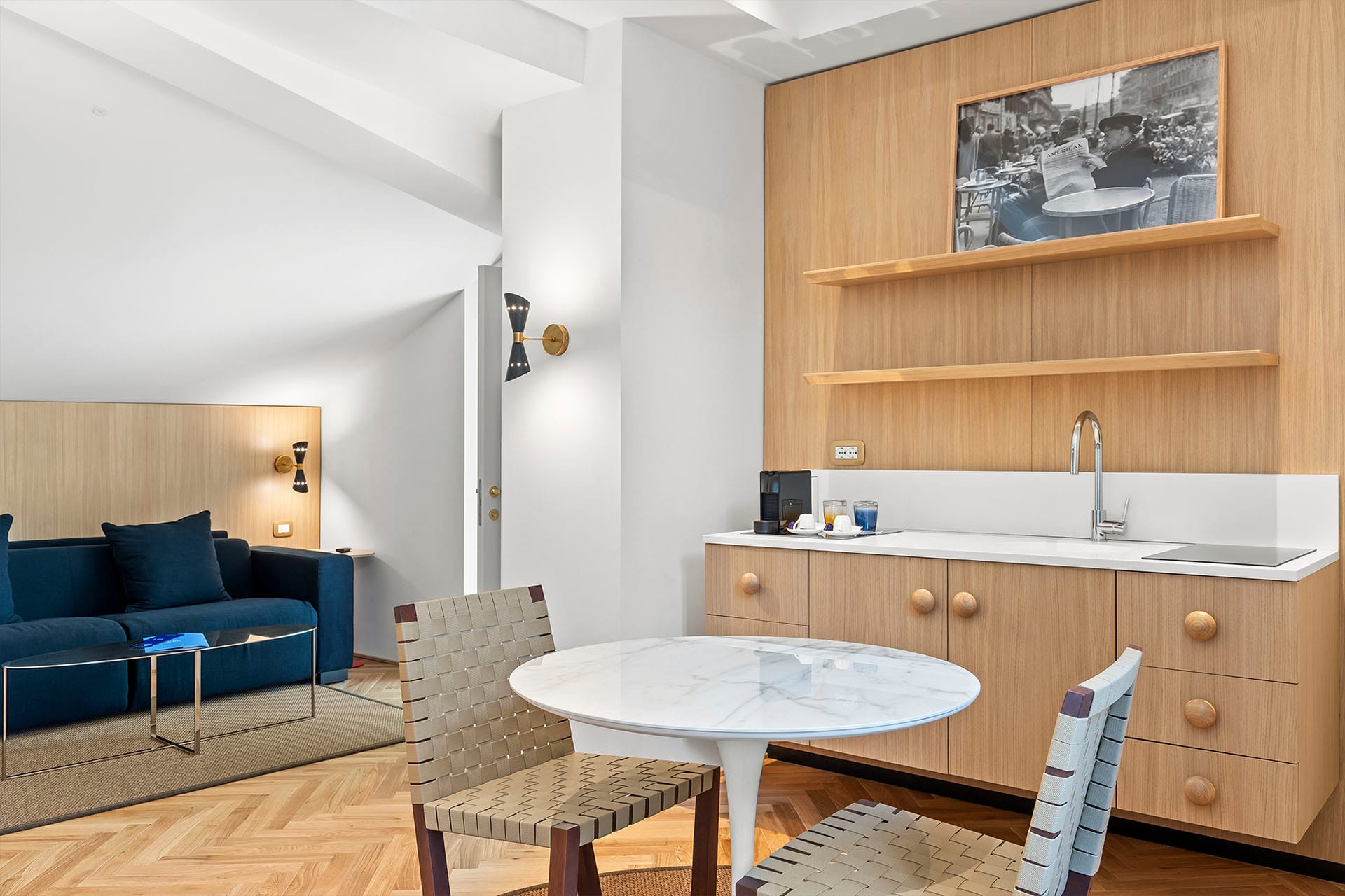 Detalle de Habitación Cuádruple Prestige con zona de estar y kitchenette con mesa de comedor