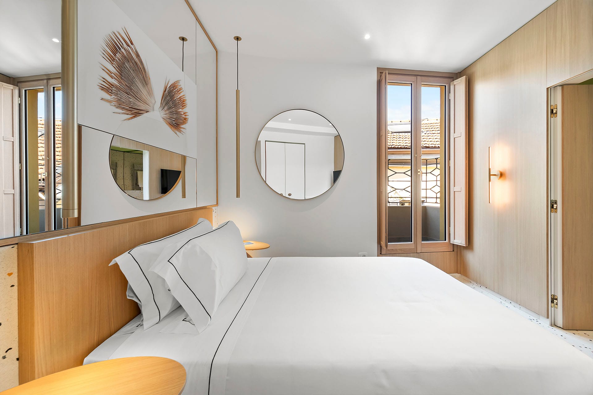 Detalle de Habitación Individual con espejo redondo y TV en la pared