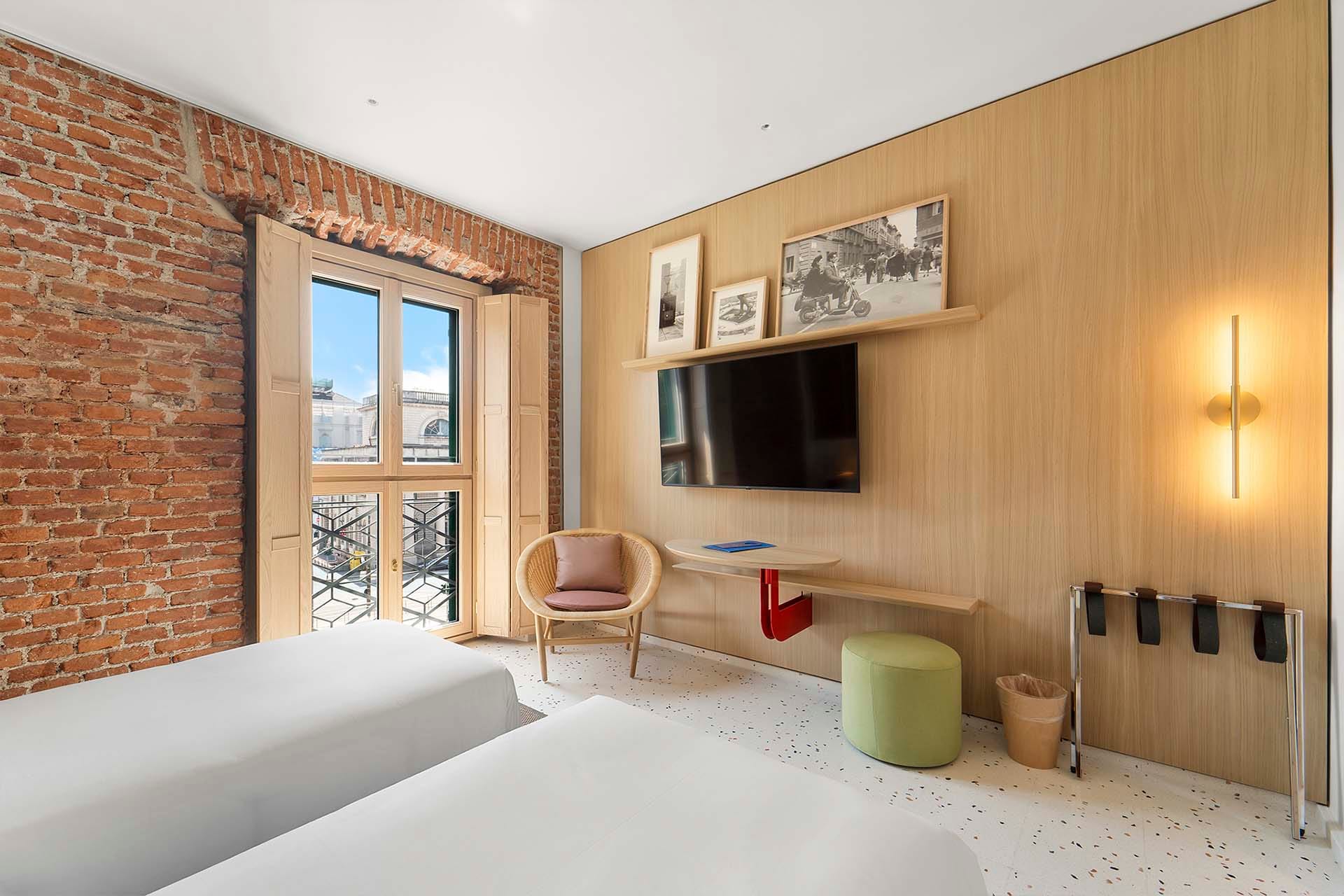 Detalle de Habitación Deluxe Twin con espejo redondo en la pared del Hotel Milu en Milán