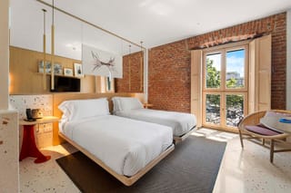 Dettaglio camera Deluxe Twin con letti separati e comodini a lato Hotel Milu Milano