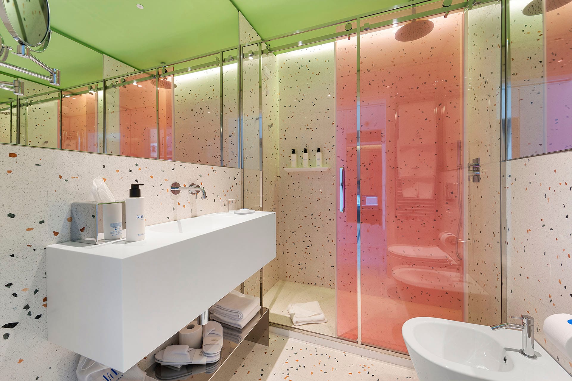 Detalle de Habitación Superior Matrimonial con pared de ladrillos con ventana del Hotel Milu en Milán