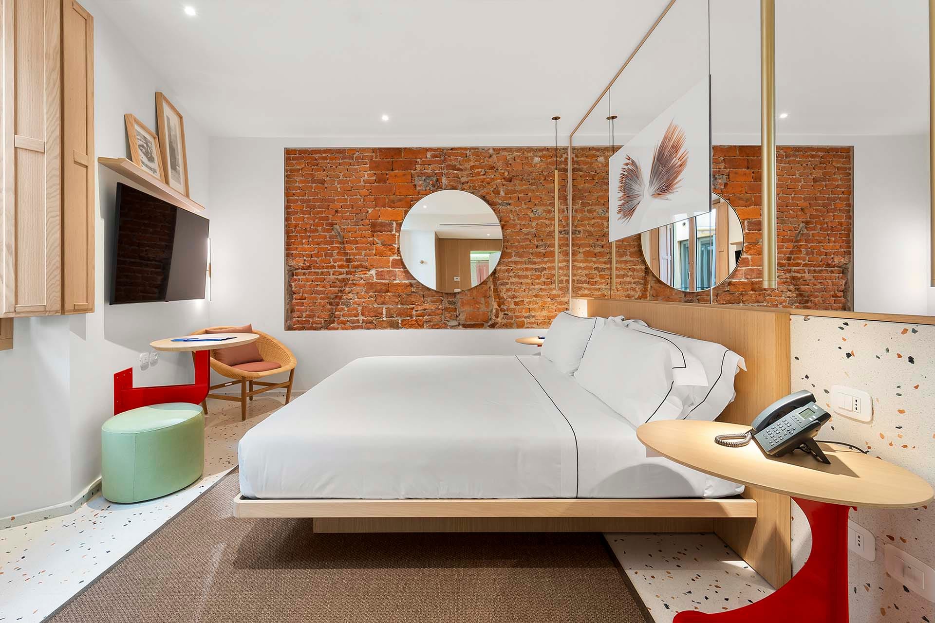 Detalle de Habitación Deluxe Doble con cama de matrimonio y mesitas a los lados del Hotel Milu en Milán