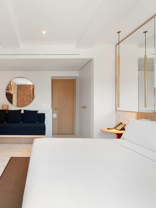 Detail of Comfort Triple Room with a king-size bed and an extra bed