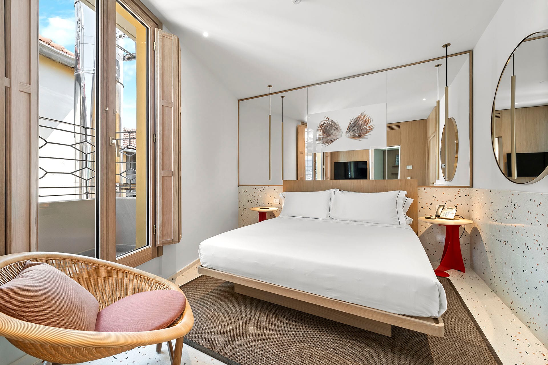 Detalle de Habitación Cuádruple Prestige con cama de matrimonio y gran ventana