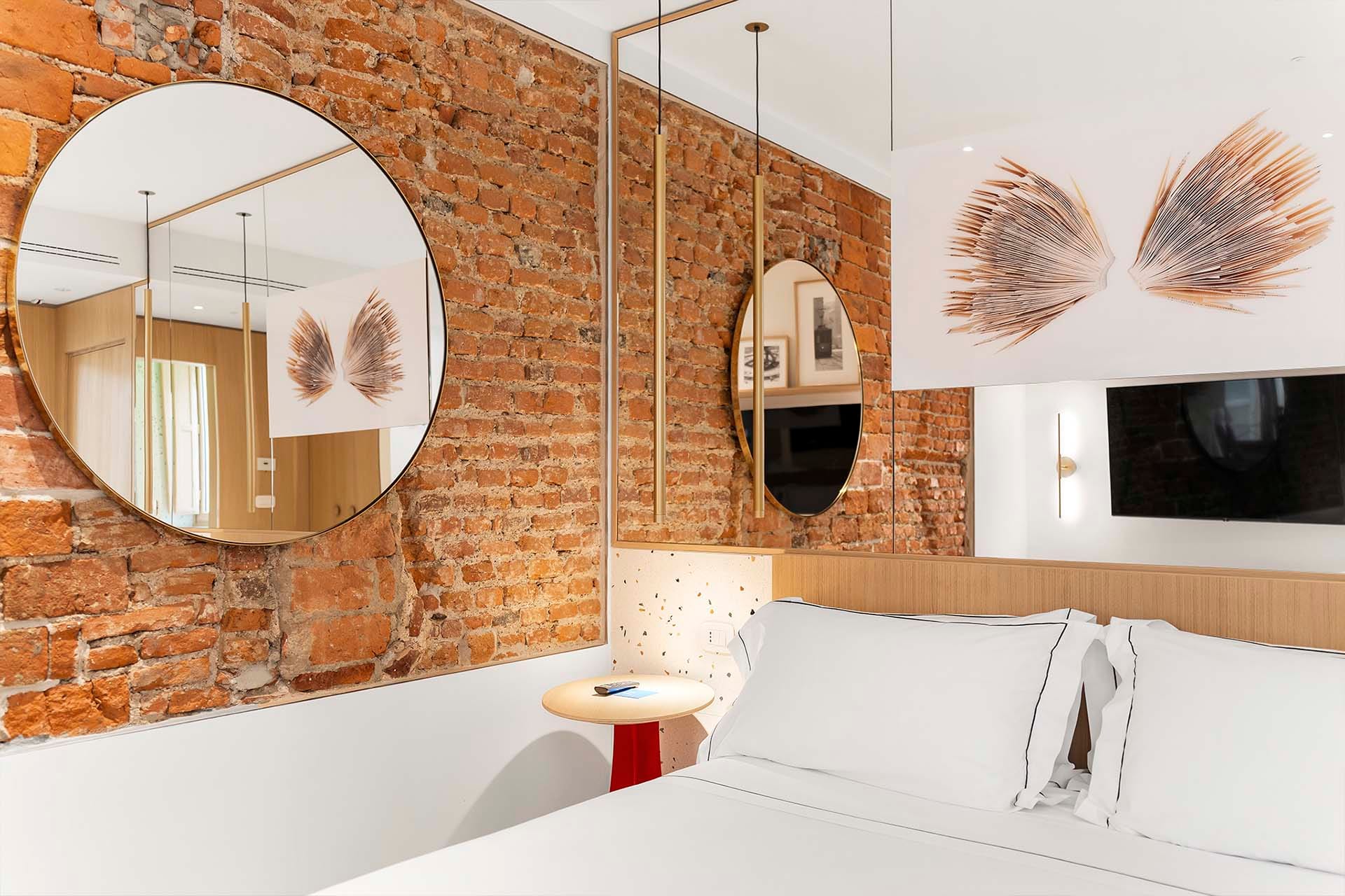 Detalle de Habitación Deluxe Doble con armario y rincón con cafetera y tés del Hotel Milu en Milán