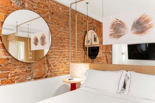 Dettaglio camera Deluxe Doppia con armadio e angolo con macchina del caffè e tisane Hotel Milu Milano