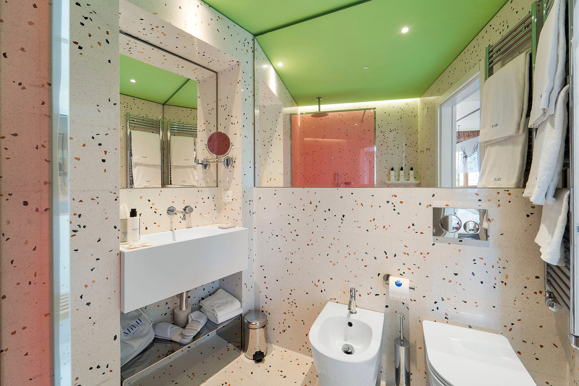 Detalle del baño con ducha de la Habitación Doble Comfort del Hotel Milu en Milán