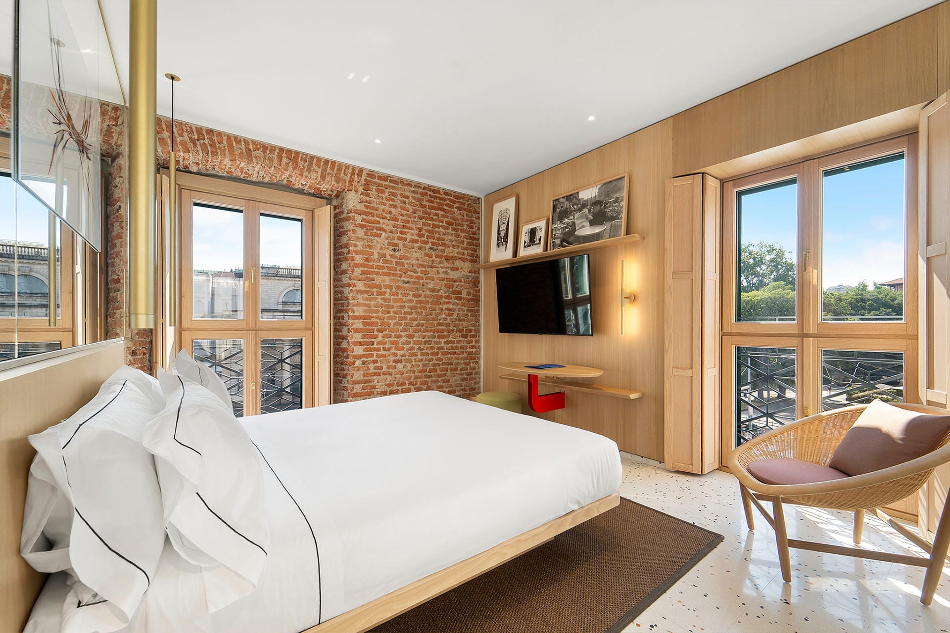 Detalle de Habitación Doble Comfort con cama de matrimonio y TV en la pared